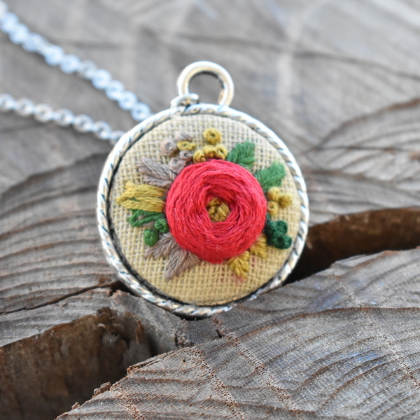 Vintage necklace with a red rose ❤️❤️❤️ κεντητό χειροποίητο μενταγιόν με "κόκκινο τριαντάφυλλο" σε ασημί βάση και αλυσίδα... - κεντητά, μακριά, λουλούδι, ατσάλι, μενταγιόν - 2
