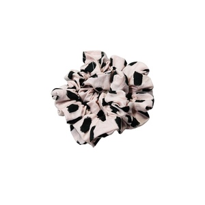 Χειροποίητο διπλό scrunchie για τα μαλλιά σε ροζ χρώμα με γκρι σχέδιο - ύφασμα, για τα μαλλιά, Black Friday, λαστιχάκια μαλλιών