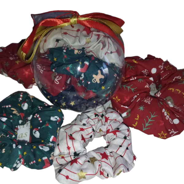 Set 4 Christmas Scrunchies σε plexi glass μπάλα 8cm. Σε 6 διαφορετικά σχέδια - ύφασμα, λαστιχάκια μαλλιών