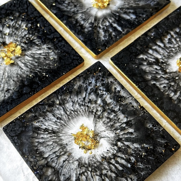 Σουβέρ από εποξική ρητίνη (υγρό γυαλί) σε χρώμα μαύρο με γκλίτερ και φύλλα χρυσού - ρητίνη, σουβέρ, χριστουγεννιάτικα δώρα, πιατάκια & δίσκοι