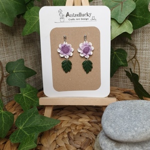 "White and Purple Flower Dangles" I Χειροποίητα μοντέρνα κρεμαστά σκουλαρίκια από πολυμερικό πηλό 5 cm - χρώμαμωβ / λευκό / πράσινο - πηλός, λουλούδι, boho, κρεμαστά, καρφάκι - 4