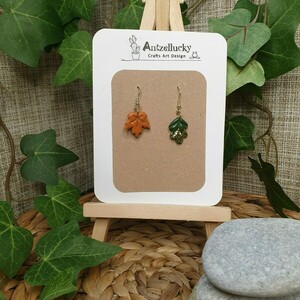 "Autumn Leaves Dangles" I Χειροποίητα μοντέρνα κρεμαστά σκουλαρίκια από πολυμερικό πηλό 4 cm - χρώμα πορτοκαλί / πράσινο / χρυσό - πηλός, λουλούδι, μικρά, κρεμαστά, γάντζος - 3