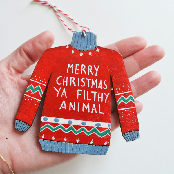 Ξύλινο, χριστουγεννιάτικο στολίδι σε σχήμα πουλόβερ, ύψους 10 εκ. με χιουμοριστική ευχή: Merry Christmas ya filthy animal - ξύλο, στολίδια - 2