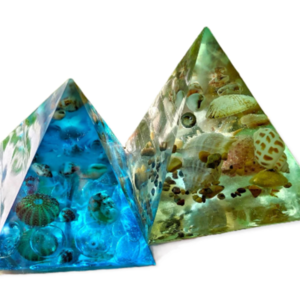 Διακοσμητική μπλε πυραμίδα με κοχύλια από εποξική ρητίνη. Ύψος 10 εκ. - ρητίνη, κοχύλι, θάλασσα, διακοσμητικά