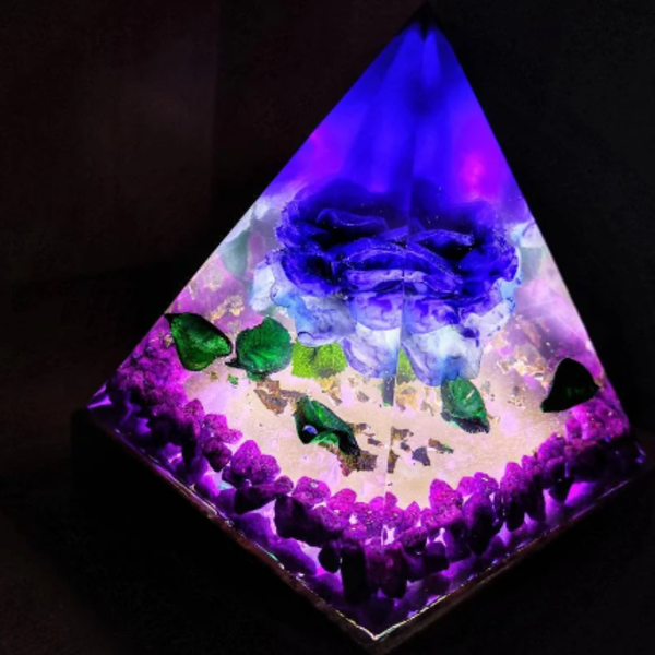 Διακοσμητική μεγάλη μωβ πυραμίδα φωτιστικό από ρητίνη. Ξύλινη βάση με ενσωματωμένο φωτισμό LED. Ύψος 20 εκ. - ρητίνη, πορτατίφ - 4