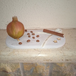 Χειροποιητη βαση απο γύψο σε λευκό 20Χ9Χ1εκ. με φυσικό ρόδι, κοκκοι καφέ, κανελοξυλο, κορδελα με ευχες, αστερακια ξυλινα, πουδρα χρυσαφί apois - τσιμέντο, ρόδι, διακοσμητικά, Black Friday - 3
