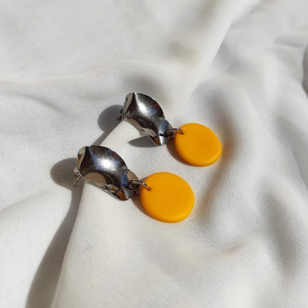Ασημένια σκουλαρίκια με στρογγυλό κίτρινο στοιχείο από πηλό - πηλός, κρεμαστά, καρφάκι