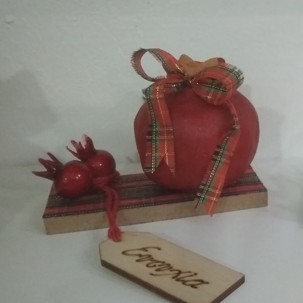 Ξύλινο επιτραπέζιο γούρι με κόκκινο ρόδι 8cm - ξύλο, γιαγιά, μαμά, ρόδι, διακοσμητικά - 3