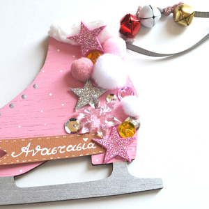 Ξύλινο, χριστουγεννιάτικο στολίδι σε σχήμα παγοπέδιλου ύψους 12εκ και πλάτους 14 εκ. ζωγραφισμένο στο χέρι σε ροζ χρώμα, στολισμένο με πούλιες, χιονονιφάδες, αστέρια και το όνομα του παιδιού - ξύλο, στολίδια, προσωποποιημένα - 3