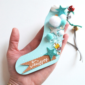 Ξύλινο, χριστουγεννιάτικο στολίδι σε σχήμα κάλτσας, ύψους 14 εκ., ζωγραφισμένο στο χέρι σε γαλάζιο χρώμα, στολισμένο με πούλιες, χιονονιφάδες, αστέρια και το όνομα του παιδιού. - ξύλο, στολίδια, προσωποποιημένα - 2