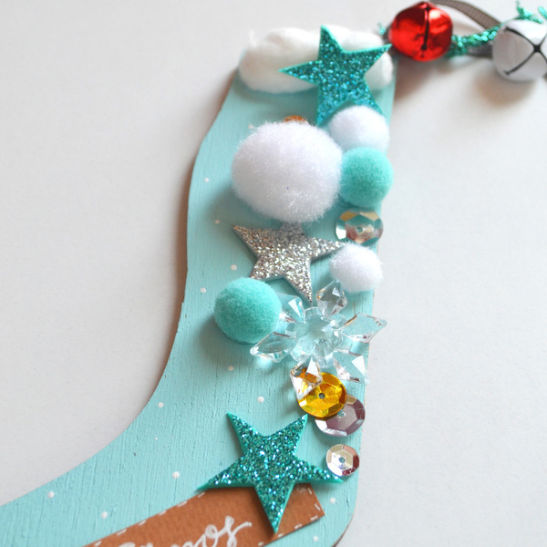 Ξύλινο, χριστουγεννιάτικο στολίδι σε σχήμα κάλτσας, ύψους 14 εκ., ζωγραφισμένο στο χέρι σε γαλάζιο χρώμα, στολισμένο με πούλιες, χιονονιφάδες, αστέρια και το όνομα του παιδιού. - ξύλο, στολίδια, προσωποποιημένα - 3