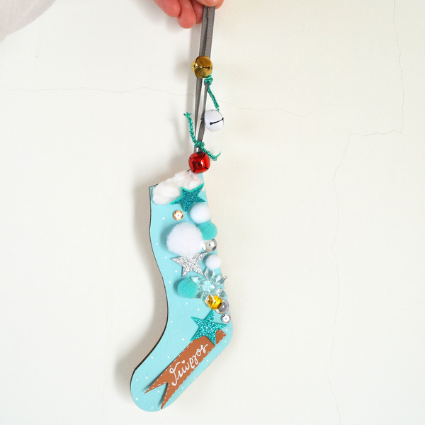 Ξύλινο, χριστουγεννιάτικο στολίδι σε σχήμα κάλτσας, ύψους 14 εκ., ζωγραφισμένο στο χέρι σε γαλάζιο χρώμα, στολισμένο με πούλιες, χιονονιφάδες, αστέρια και το όνομα του παιδιού. - ξύλο, στολίδια, προσωποποιημένα - 5