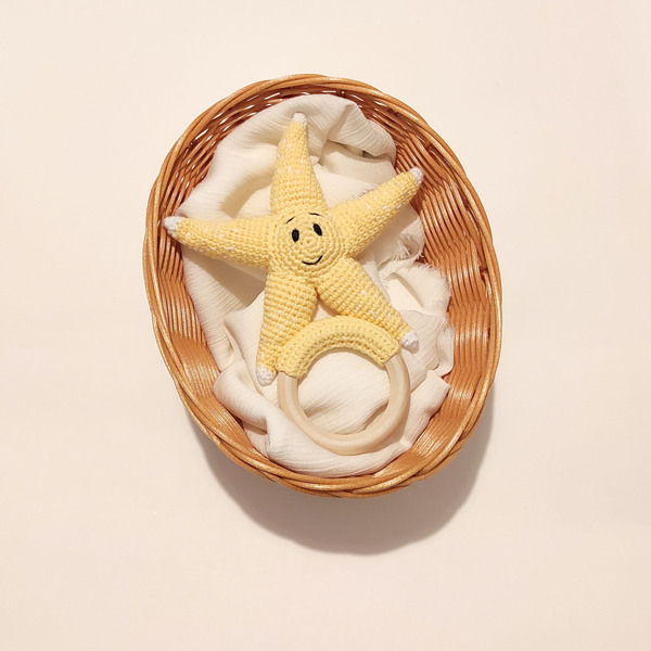 Πλεκτή κουδουνίστρα κίτρινος αστερίας - ύψος 18 εκ - λούτρινα, αστερίας, μασητικό, κουδουνίστρα, μασητικά μωρού