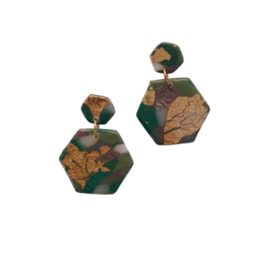 Χειροποίητα σκουλαρίκια από πηλό σε αποχρώσεις του πράσινου με χρυσές λεπτομέρειες, περίπου 5cm - πηλός, κρεμαστά, καρφάκι
