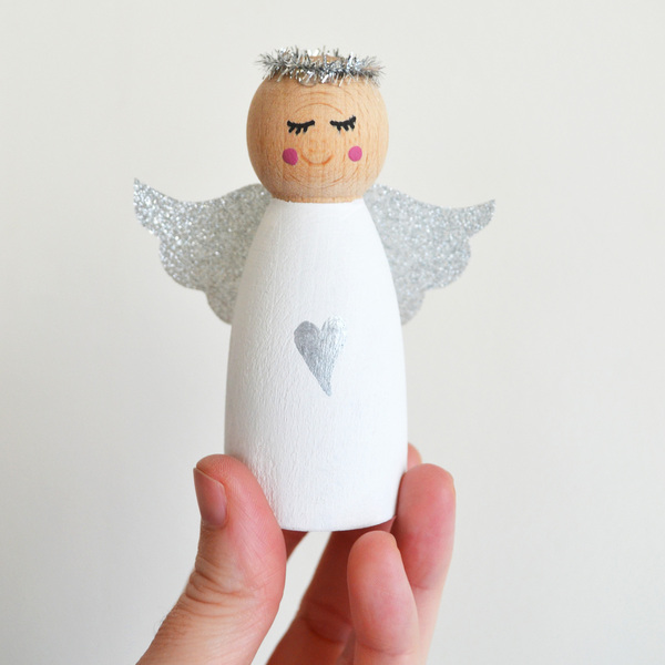 Φύλακας άγγελος σε ξύλινη φιγούρα, ζωγραφισμένος στο χέρι με ακρυλικά χρώματα και στολισμένος με ασημένια φτερά - συνολικό ύψος 9 εκατοστά - ξύλο, διακοσμητικά, χριστουγεννιάτικα δώρα, αγγελάκι - 2