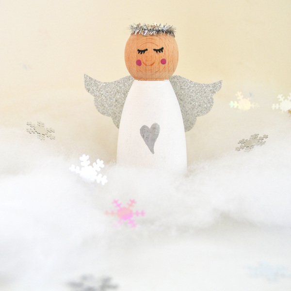 Φύλακας άγγελος σε ξύλινη φιγούρα, ζωγραφισμένος στο χέρι με ακρυλικά χρώματα και στολισμένος με ασημένια φτερά - συνολικό ύψος 9 εκατοστά - ξύλο, διακοσμητικά, χριστουγεννιάτικα δώρα, αγγελάκι - 3