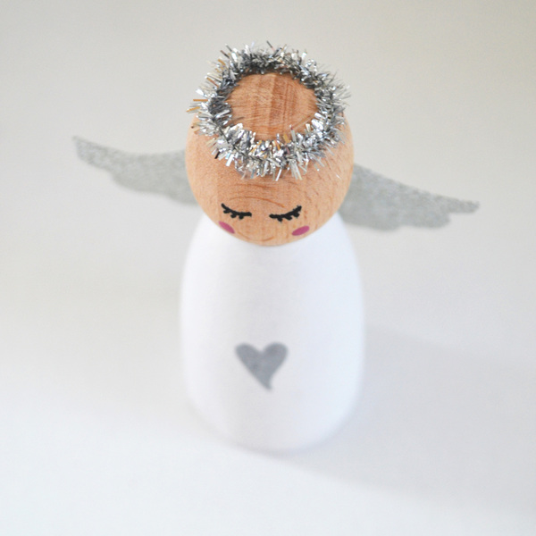 Φύλακας άγγελος σε ξύλινη φιγούρα, ζωγραφισμένος στο χέρι με ακρυλικά χρώματα και στολισμένος με ασημένια φτερά - συνολικό ύψος 9 εκατοστά - ξύλο, διακοσμητικά, χριστουγεννιάτικα δώρα, αγγελάκι - 4