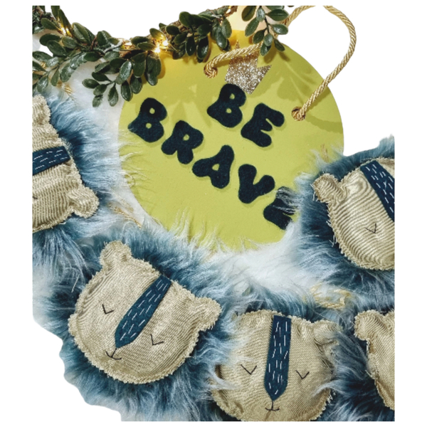 Γιρλάντα με γούνινα λιονταράκια και ξύλινη πινακίδα be brave - επιτοίχιο, δώρο, γιρλάντες, ζωάκια