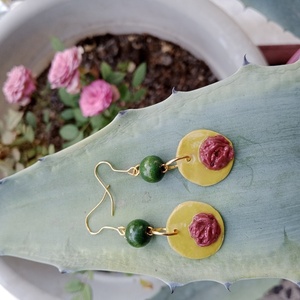 Χειροποίητα σκουλαρίκια από πολυμερικό πηλό σε χρώμα λάιμ με λεπτομέρεια κόκκινο τριαντάφυλλο και πράσινη χάντρα περίπου 5 cm - πηλός, λουλούδι, κρεμαστά, γάντζος - 3