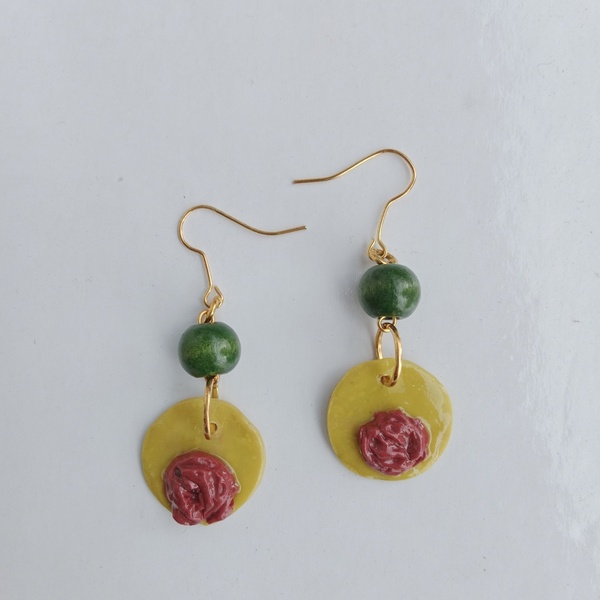 Χειροποίητα σκουλαρίκια από πολυμερικό πηλό σε χρώμα λάιμ με λεπτομέρεια κόκκινο τριαντάφυλλο και πράσινη χάντρα περίπου 5 cm - πηλός, λουλούδι, κρεμαστά, γάντζος - 4