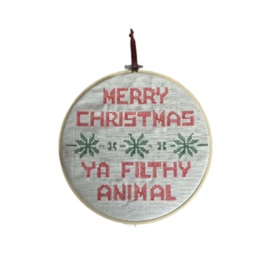 Χριστουγεννιάτικο Διακοσμητικό Κεντημένο σε Τελάρο "FILTHY ANIMAL" - ύφασμα, στεφάνια, διακοσμητικά - 3