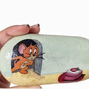 Γάτα και ποντίκι ζωγραφική σε διακοσμητική πέτρα. Διαστάσεις 13*5 εκ. - πέτρα, διακοσμητικά, διακοσμητικές πέτρες, επιτραπέζιο διακοσμητικό, ήρωες κινουμένων σχεδίων, ζωάκια - 3
