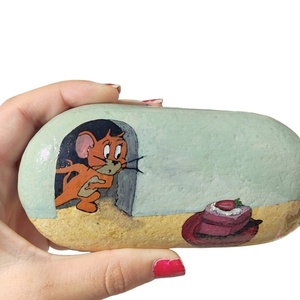Γάτα και ποντίκι ζωγραφική σε διακοσμητική πέτρα. Διαστάσεις 13*5 εκ. - πέτρα, διακοσμητικά, διακοσμητικές πέτρες, επιτραπέζιο διακοσμητικό, ήρωες κινουμένων σχεδίων, ζωάκια - 4