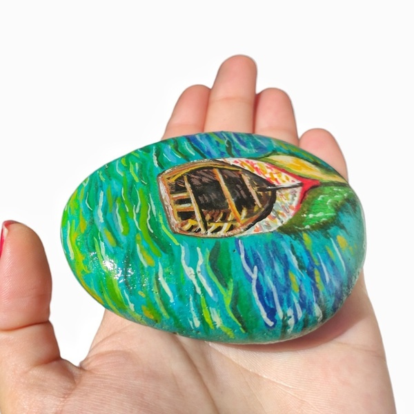 Βάρκα ζωγραφισμένη στο χέρι σε πέτρα. Διαστάσεις 8*6 εκ. - πέτρα, καράβι, θάλασσα, διακοσμητικές πέτρες - 2
