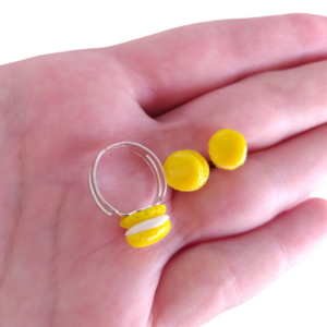 Παιδικό σετ σκουλαρίκια και αυξομειούμενο δαχτυλίδι macarons κίτρινα με πολυμερικό πηλό / μικρά / ασημί μεταλλικά καρφάκια / Twice Treasured - πηλός, cute, καρφωτά, γλυκά, παιδικά σκουλαρίκια - 3