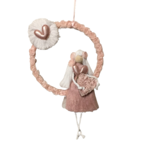 Παιδικό διακοσμητικό ξύλινο στεφανάκι με μακραμέ κουκλίτσα ''old rose doll'' - κορίτσι, κουκλίτσα, διακοσμητικά, διακοσμητικό παιδικού δωματίου