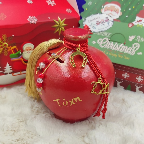 Χειροποίητο γούρι 2024 πήλινος κόκκινος κουμπαράς 13Χ11cm με χρυσή φούντα, κρυσταλλάκια και μεταλλικό πέταλο - πηλός, κουμπαράδες, χριστουγεννιάτικα δώρα, γούρια - 2