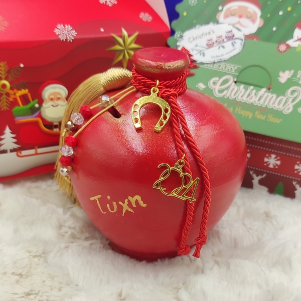 Χειροποίητο γούρι 2024 πήλινος κόκκινος κουμπαράς 13Χ11cm με χρυσή φούντα, κρυσταλλάκια και μεταλλικό πέταλο - πηλός, κουμπαράδες, χριστουγεννιάτικα δώρα, γούρια - 4
