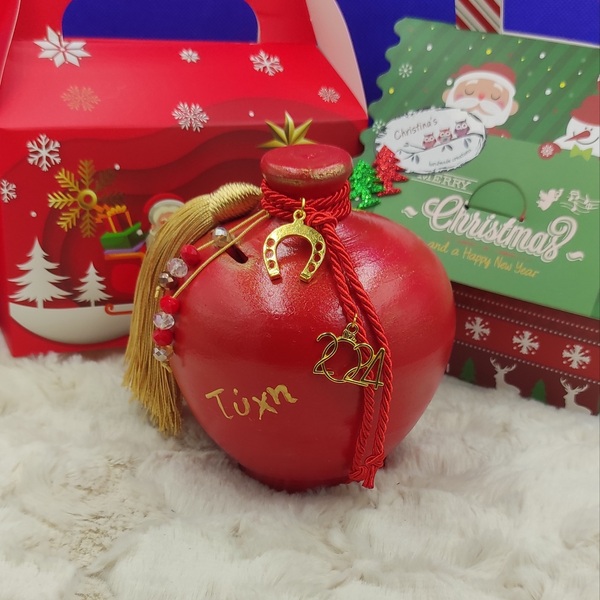 Χειροποίητο γούρι 2024 πήλινος κόκκινος κουμπαράς 13Χ11cm με χρυσή φούντα, κρυσταλλάκια και μεταλλικό πέταλο - πηλός, κουμπαράδες, χριστουγεννιάτικα δώρα, γούρια - 5