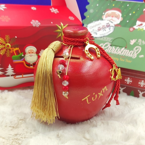 Χειροποίητο γούρι 2024 πήλινος κόκκινος κουμπαράς 13Χ11cm με χρυσή φούντα, κρυσταλλάκια και μεταλλικό πέταλο - πηλός, κουμπαράδες, χριστουγεννιάτικα δώρα, γούρια - 3