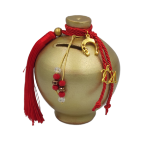 Χειροποίητο γούρι 2024 πήλινος χρυσός κουμπαράς 13Χ11cm με κόκκινη φούντα, κρυσταλλάκια και μεταλλικό πέταλο - πηλός, κουμπαράδες, χριστουγεννιάτικα δώρα, γούρια