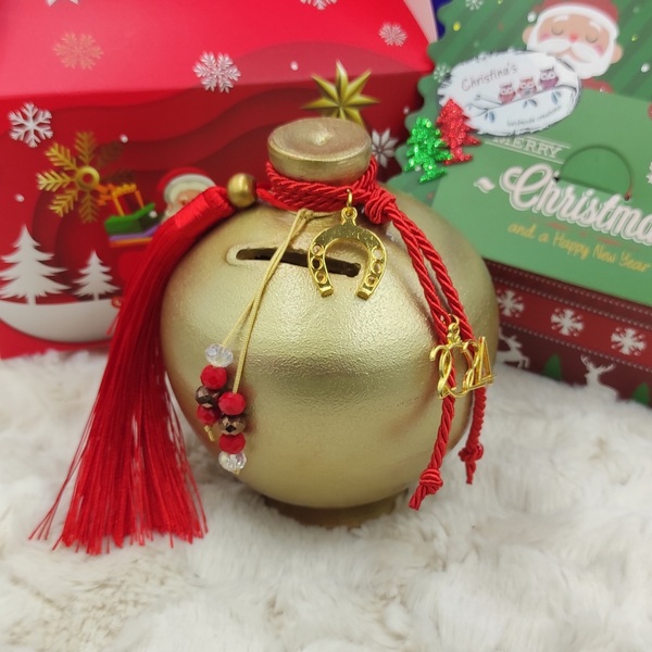 Χειροποίητο γούρι 2024 πήλινος χρυσός κουμπαράς 13Χ11cm με κόκκινη φούντα, κρυσταλλάκια και μεταλλικό πέταλο - πηλός, κουμπαράδες, χριστουγεννιάτικα δώρα, γούρια - 5