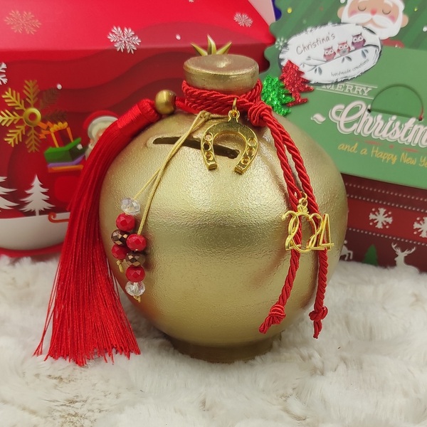 Χειροποίητο γούρι 2024 πήλινος χρυσός κουμπαράς 13Χ11cm με κόκκινη φούντα, κρυσταλλάκια και μεταλλικό πέταλο - πηλός, κουμπαράδες, χριστουγεννιάτικα δώρα, γούρια - 2