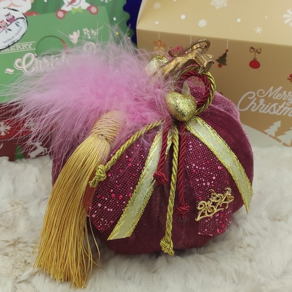 Γούρι 2024 Κολοκύθα Βελούδινη 13cm.χρώματος σάπιο μήλο, με χρυσή φούντα, κορδέλα και πούπουλα - βελούδο, χριστουγεννιάτικα δώρα, κολοκύθα, γούρια - 5