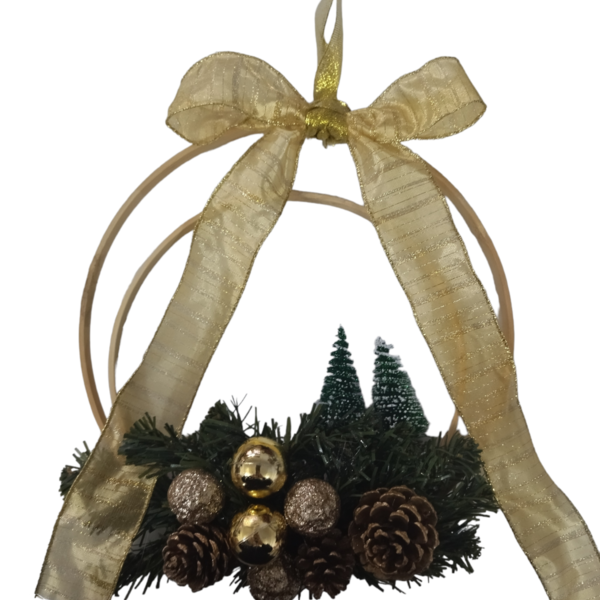 Χριστουγεννιάτικο στεφάνι σε τελάρο κεντήματος με κουκουνάρια χρυσές μπάλες και δεντράκια - ξύλο, στεφάνια, κουκουνάρι, στολίδια, δέντρο