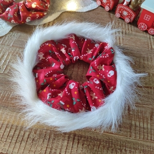 Χειροποιητο υφασμάτινο λαστιχάκι μαλλιών χριστουγεννιάτικο scrunchie κόκκινο με Αι Βασίλη και τρεσσα ασπρη medium size 1τμχ. - ύφασμα, γυναικεία, χριστούγεννα, χριστουγεννιάτικα δώρα, λαστιχάκια μαλλιών - 3