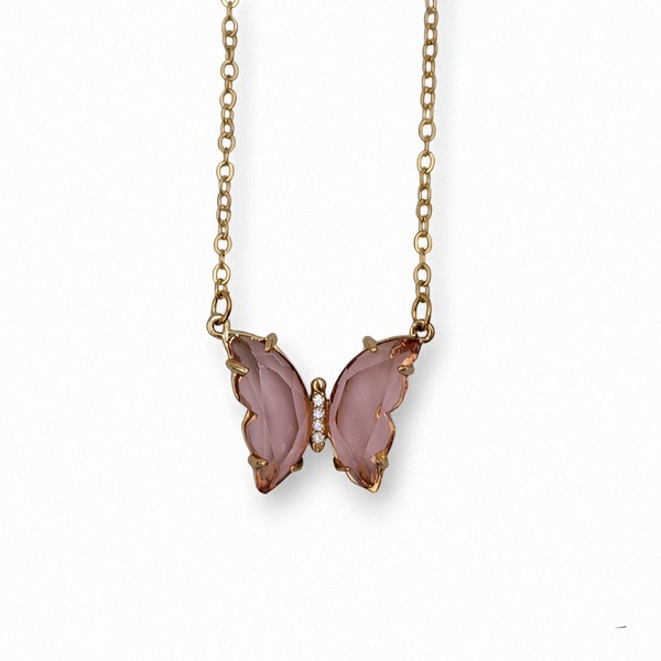 Κρυστάλλινη Πεταλούδα μενταγιόν σε ροζ χρώμα και χρυσή αλυσίδα . - γυαλί, charms, ορείχαλκος, πεταλούδα, κοντά