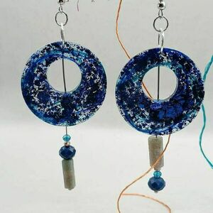 Boho thread earrings - Σκουλαρίκια από υγρό γυαλί, κλωστές και ημιπολύτιμες χάντρες αμαζονίτη - μπλε - γυαλί, ατσάλι, boho