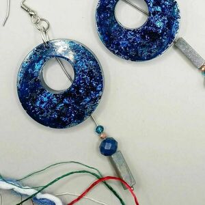 Boho thread earrings - Σκουλαρίκια από υγρό γυαλί, κλωστές και ημιπολύτιμες χάντρες αμαζονίτη - μπλε - γυαλί, ατσάλι, boho - 2