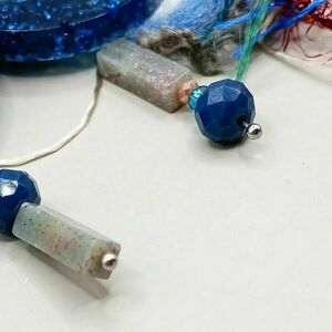 Boho thread earrings - Σκουλαρίκια από υγρό γυαλί, κλωστές και ημιπολύτιμες χάντρες αμαζονίτη - μπλε - γυαλί, ατσάλι, boho - 3