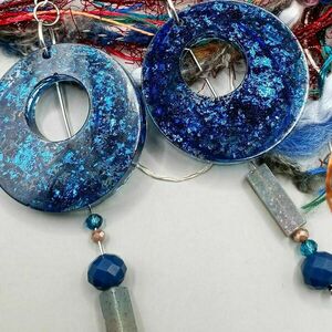 Boho thread earrings - Σκουλαρίκια από υγρό γυαλί, κλωστές και ημιπολύτιμες χάντρες αμαζονίτη - μπλε - γυαλί, ατσάλι, boho - 4