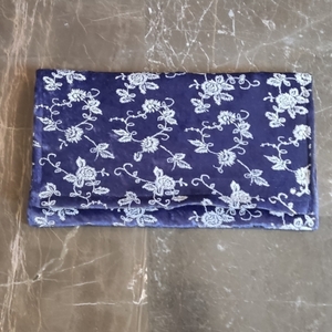 Τσάντα Χεριου Υφασμάτινη Φάκελος Μπλε Βελούδο με Λευκά Λουλουδια - ύφασμα, φάκελοι, φλοράλ, χειρός, βραδινές - 4