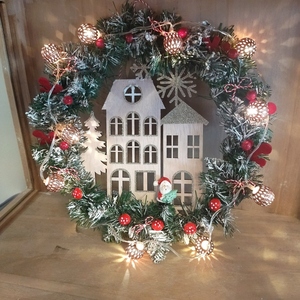 Ξύλινο χριστουγεννιάτικο στεφάνι με σπιτάκια - ξύλο, στεφάνια, διακοσμητικά, άγιος βασίλης, δέντρο