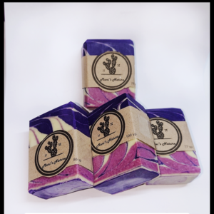 100% Φυσικό σαπούνι ελαιόλαδου.90 γρ. Μοβ, άσπρο,ροζ.Με αιθέρια έλαια ylang ylang και λεμόνι.( 4,5cmx6,5cm) - αρωματικό, χεριού, σώματος