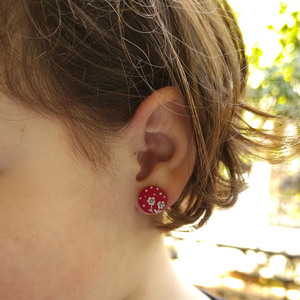 Παιδικά Σκουλαρήκια από πολυμερικό πηλό για κορίτσια με ή χωρίς τρύπες στα αυτιά, Παιδικό κόσμημα , Δώρο για κορίτσια, κόκκινο με λουλούδια - πηλός, καρφωτά, μικρά - 4