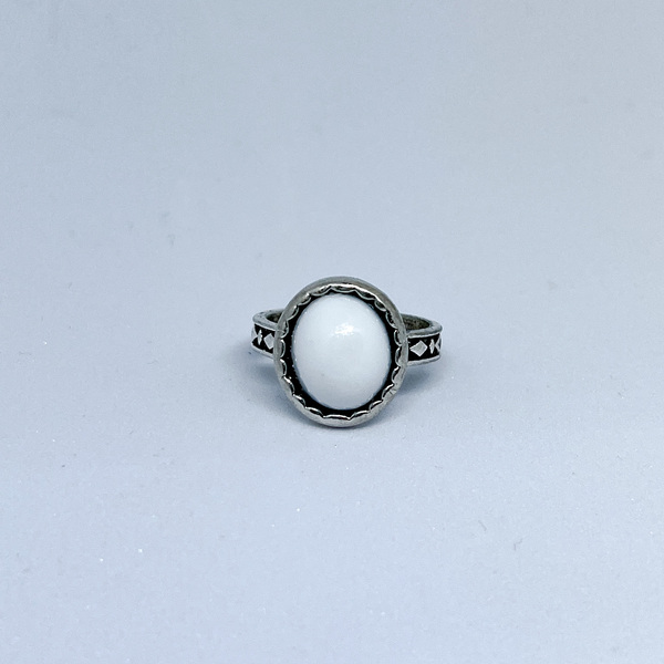 Ασημένιο δακτυλίδι με λευκό πέτρωμα - ατσάλι, boho, σταθερά